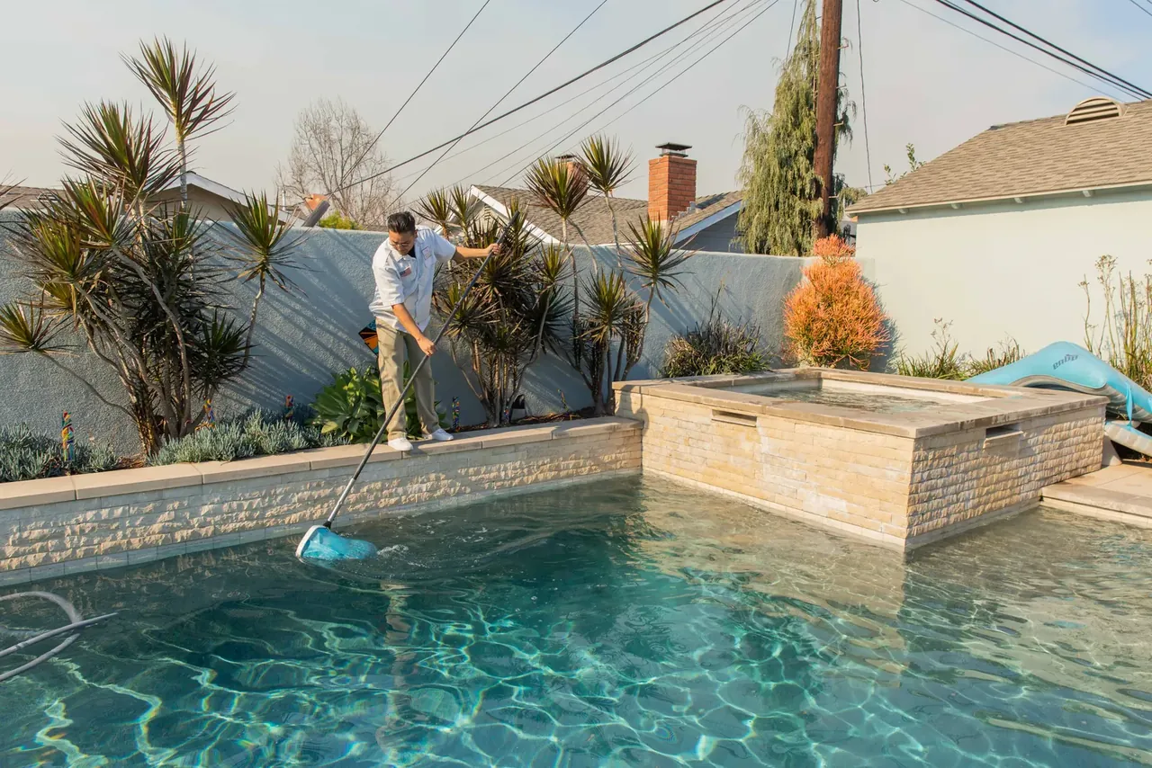 A Long Beach pool and spa being skimmed during a service visit